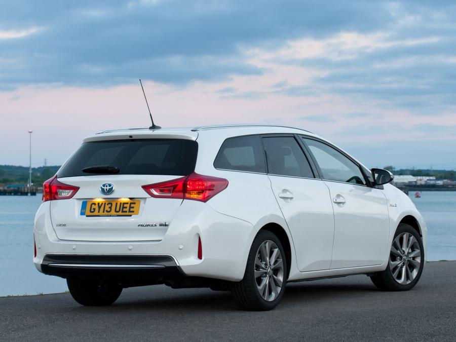  Toyota Auris Touring Sports Hybrid 2013 года  (UK) (фото 7 из 25)